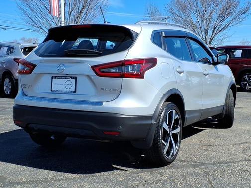 Brilliant Silver Metallic 2022 Nissan Rogue Sport SL