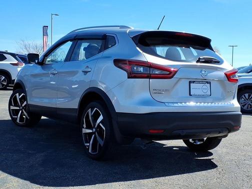 Brilliant Silver Metallic 2022 Nissan Rogue Sport SL