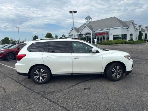White 2017 Nissan Pathfinder SL