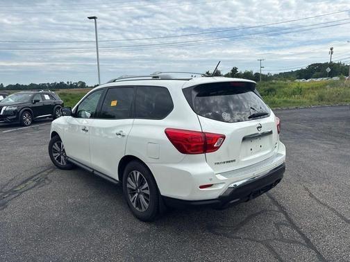White 2017 Nissan Pathfinder SL