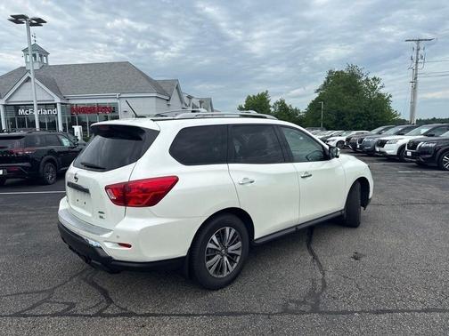 White 2017 Nissan Pathfinder SL