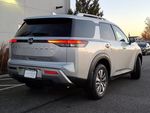 2022 Nissan Pathfinder SL