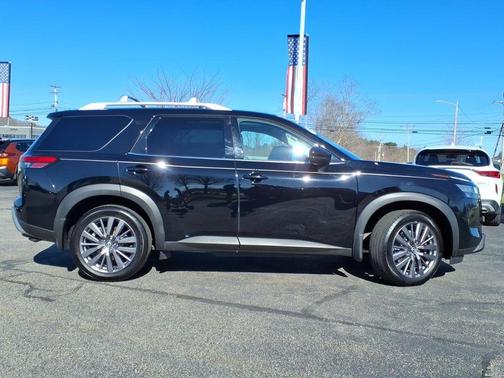 Black 2023 Nissan Pathfinder SL