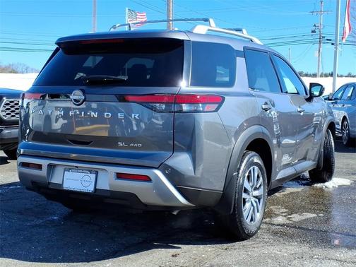2024 Nissan Pathfinder SL