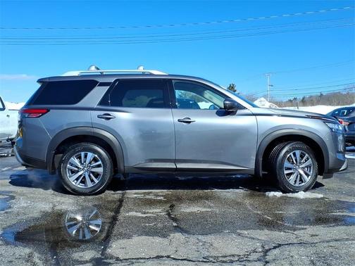 2024 Nissan Pathfinder SL