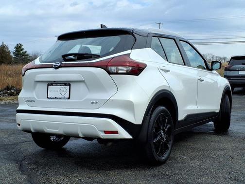 Aspen White / Super Black 2023 Nissan Kicks SV