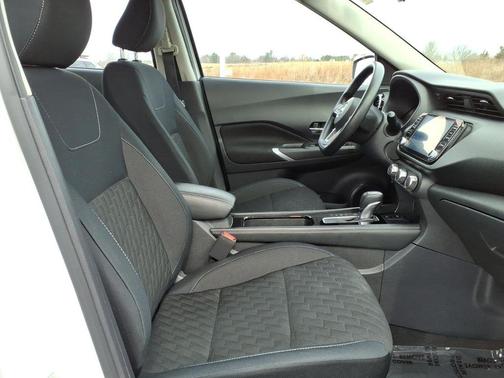 Aspen White / Super Black 2023 Nissan Kicks SV