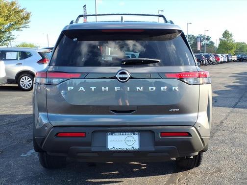 2025 Nissan Pathfinder SV