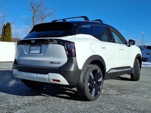 2t Wht Blk Roof 2026 Nissan Kicks SR