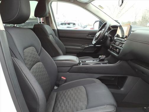 2024 Nissan Pathfinder S