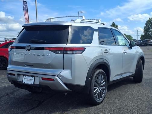 2025 Nissan Pathfinder SL