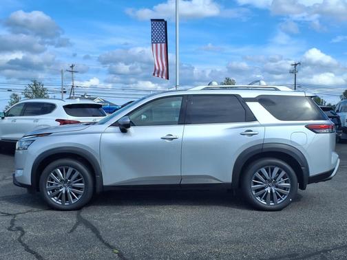 2025 Nissan Pathfinder SL