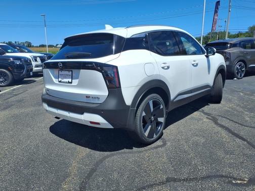 Aspen White Tri 2025 Nissan Kicks SR