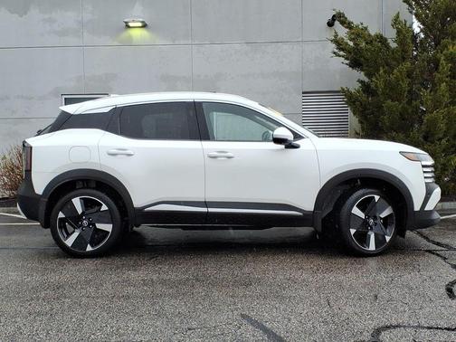 Aspen White Tri 2025 Nissan Kicks SR