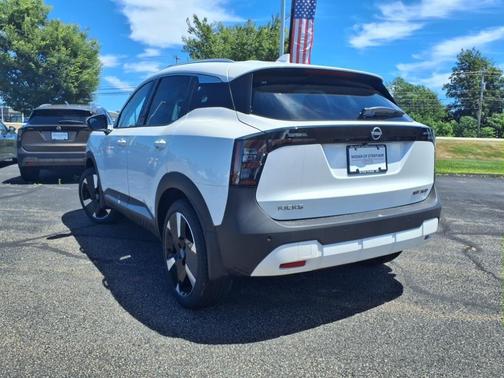 Aspen White Tri 2025 Nissan Kicks SR