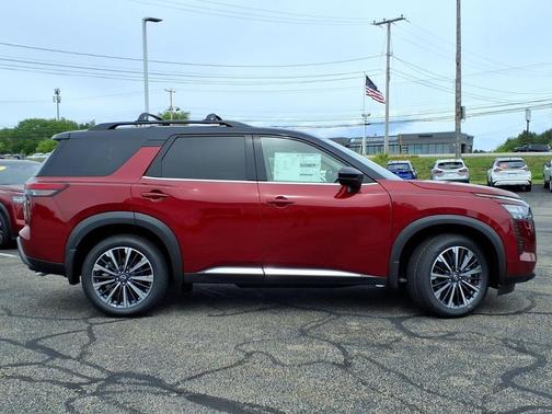 2t Red Blk Roof 2026 Nissan Pathfinder Platinum