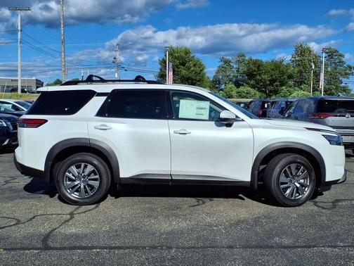 2025 Nissan Pathfinder SV