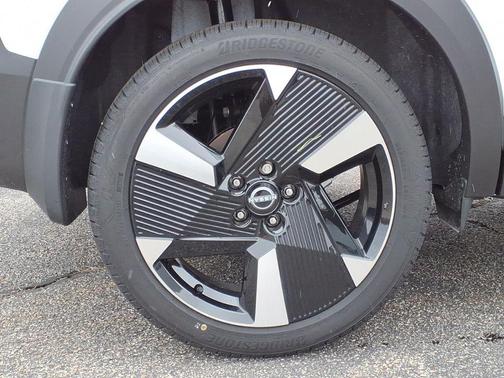 Aspen White Tri 2026 Nissan Kicks SR