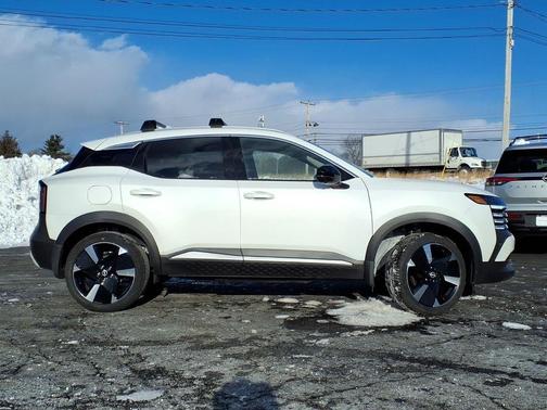 Aspen White Tri 2026 Nissan Kicks SR