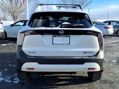 Aspen White Tri 2026 Nissan Kicks SR