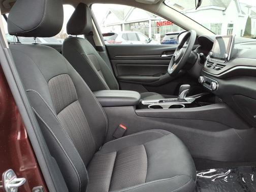 Garnet Pearl Me 2024 Nissan Altima 2.5 SV