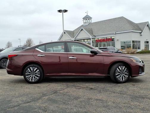 Garnet Pearl Me 2024 Nissan Altima 2.5 SV