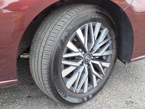 Garnet Pearl Me 2024 Nissan Altima 2.5 SV