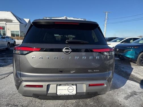 2022 Nissan Pathfinder SL