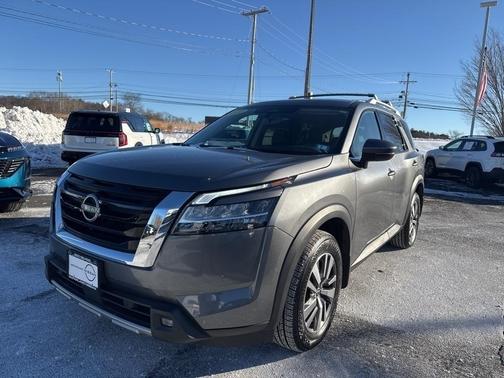 2022 Nissan Pathfinder SL