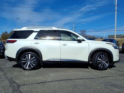 2023 Nissan Pathfinder Platinum