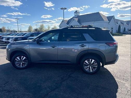 2t Gun Blk Roof 2024 Nissan Pathfinder SL
