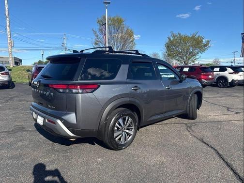 2t Gun Blk Roof 2024 Nissan Pathfinder SL