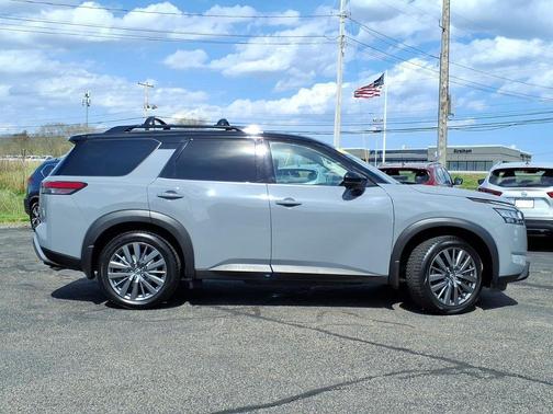 2t Gry Blk Roof 2024 Nissan Pathfinder SL