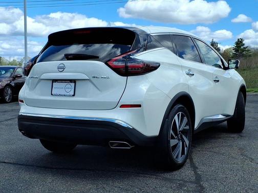White 2023 Nissan Murano SL
