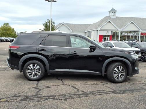 Black 2024 Nissan Pathfinder SL