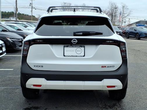 Aspen White Tricoat 2026 Nissan Kicks SR