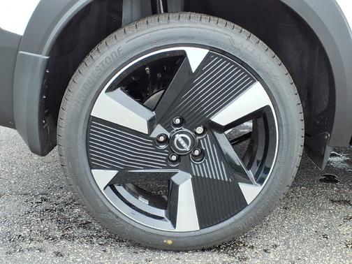 Aspen White Tricoat 2026 Nissan Kicks SR