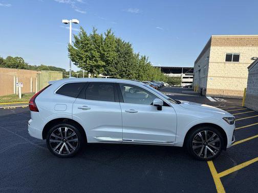 2023 Volvo XC60 Ultimate Bright Theme
