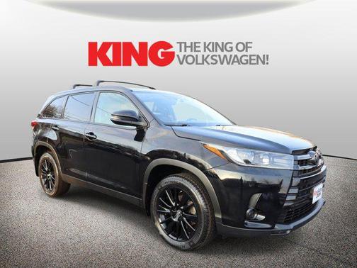 Midnight Black Metallic 2019 Toyota Highlander SE