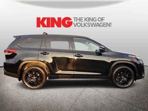 Midnight Black Metallic 2019 Toyota Highlander SE