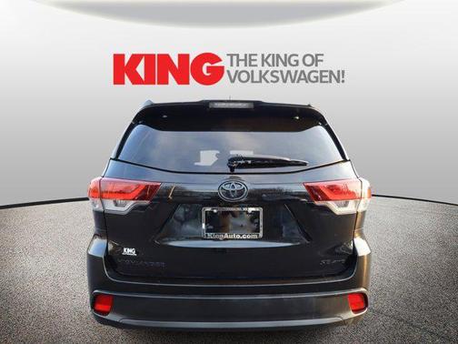 Midnight Black Metallic 2019 Toyota Highlander SE