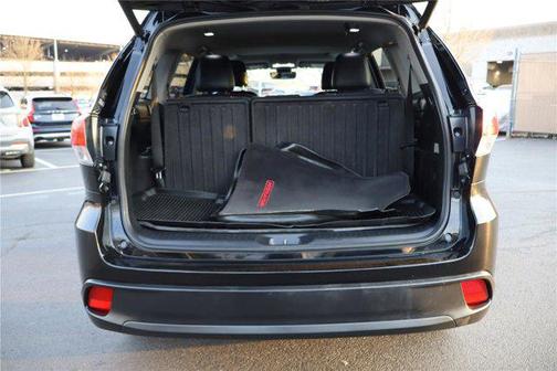 Midnight Black Metallic 2019 Toyota Highlander SE