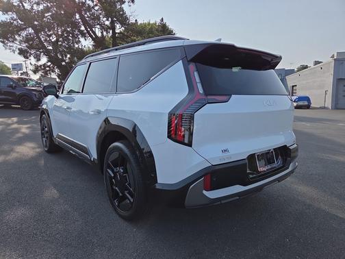 Snow White Pearl 2024 Kia EV9 GT-Line