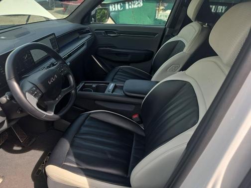 Snow White Pearl 2024 Kia EV9 GT-Line