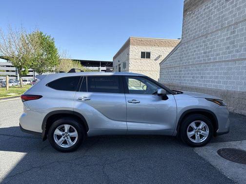 2022 Toyota Highlander LE