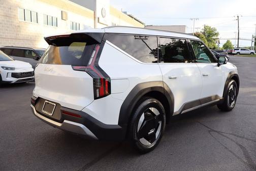 Snow White Pearl 2024 Kia EV9 Wind