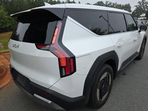 Snow White Pearl 2024 Kia EV9 Light Long Range