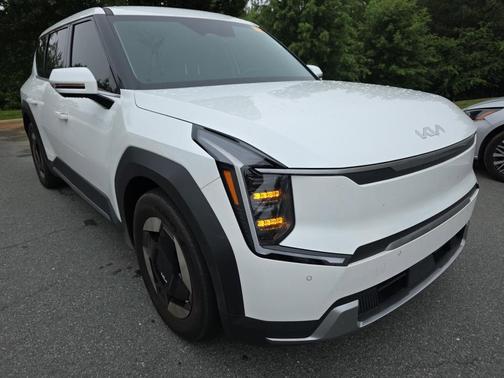 Snow White Pearl 2024 Kia EV9 Light Long Range