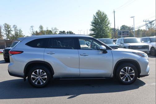 Celestial Silver Metallic 2021 Toyota Highlander Hybrid XLE