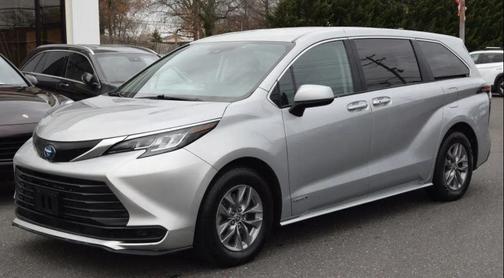 2021 Toyota Sienna LE